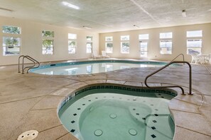 Indoor pool, open 6:00 AM to 11:00 PM, pool loungers - Comfort Inn & Suites Beaver - Interstate 15 North (Beaver)