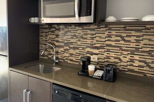 防过敏的被褥、客房内保险箱、办公桌、笔记本电脑工作区