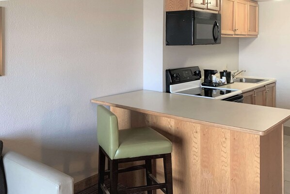 Suite Deluxe, 1 cama King size, para no fumadores, cocina (Extended Stay) | Cocineta privada | Refrigerador, microondas y cafetera y tetera 