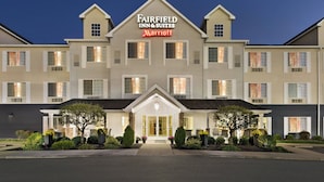 Fairfield Inn & Suites -hotelli, joka kuuluu Marriott-ketjuun, ja jossa on symmetrinen julkisivu, useita ikkunoita ja keskeinen sisäänkäynti.