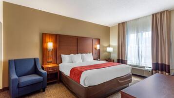 Escritorio, espacio para trabajar con laptop y cortinas blackout