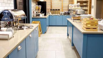 Bao gồm bữa sáng đầy đủ hàng ngày