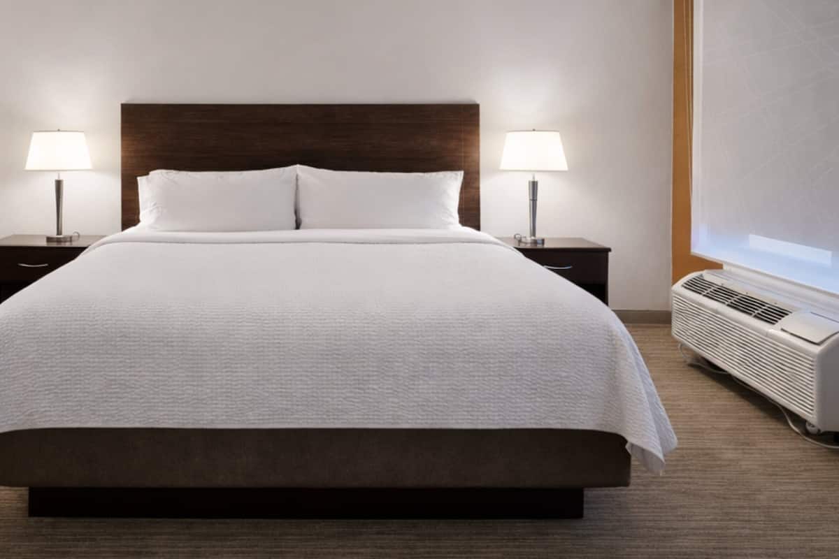 Bureau, fer et planche à repasser, lits bébé (gratuits)