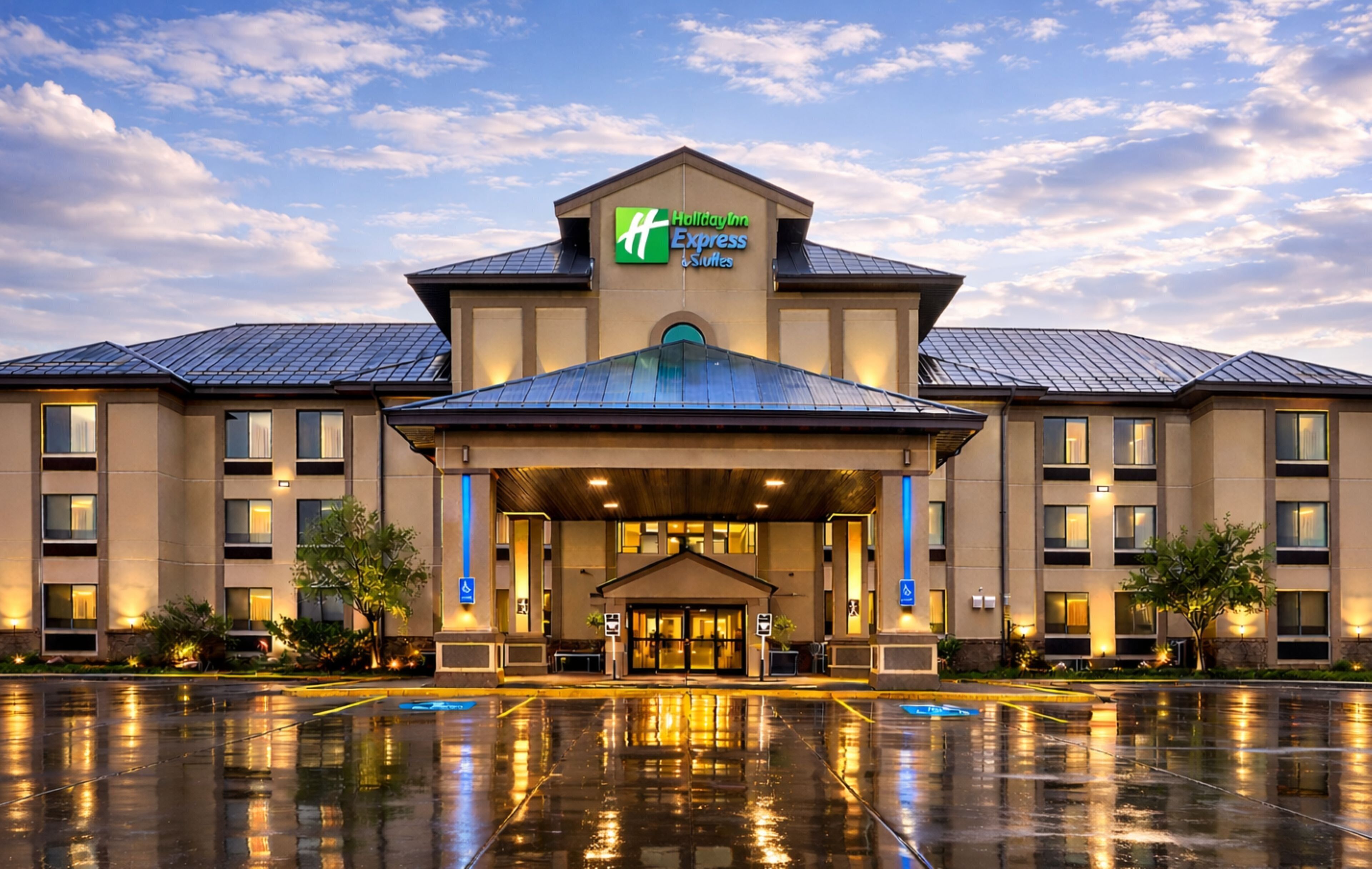 Edificio di un Holiday Inn Express con ingresso centrale, diversi piani e parcheggio.