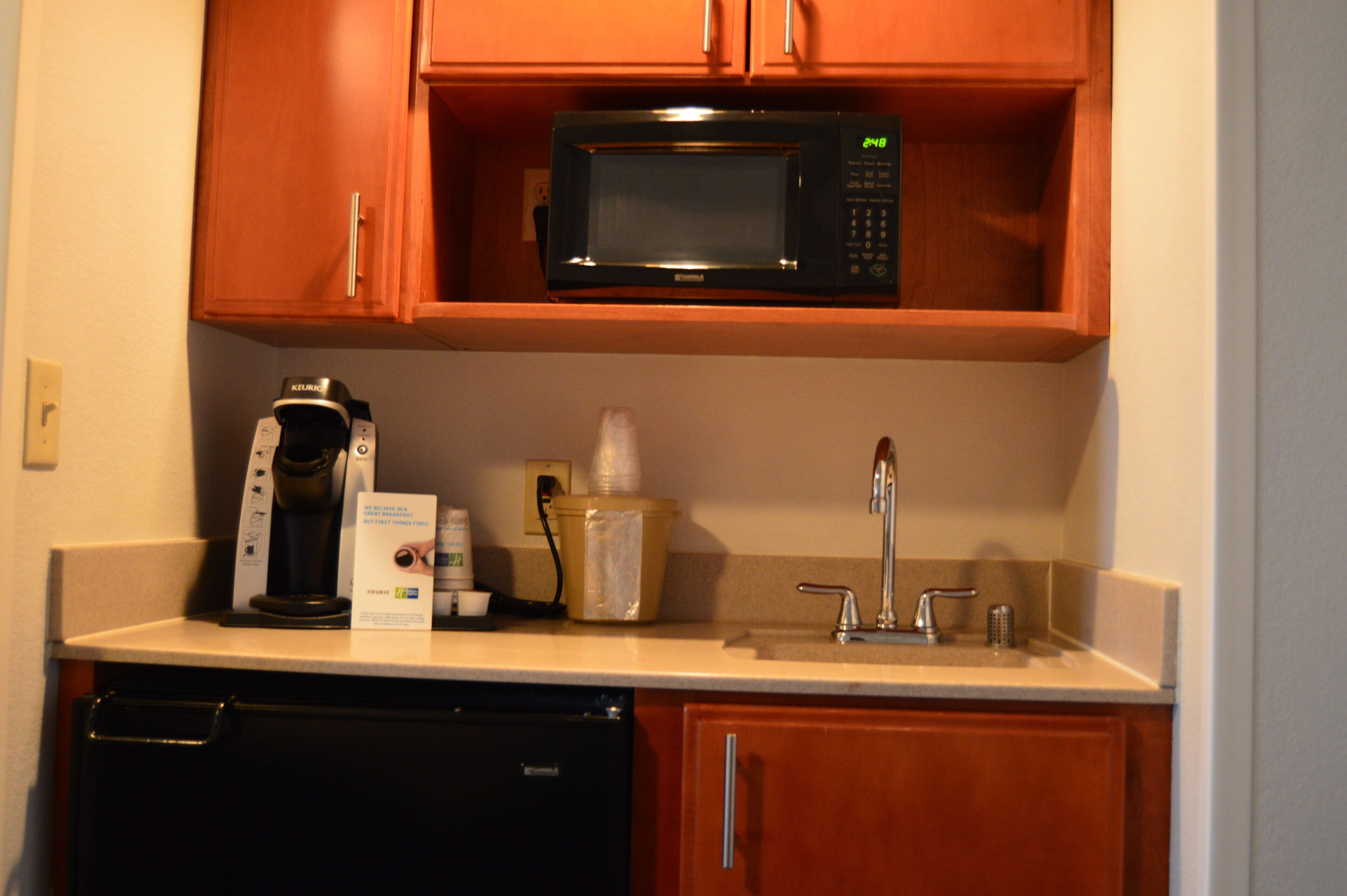 standard room | desk, iron/ironing board, free cots/infant beds, rollaway beds