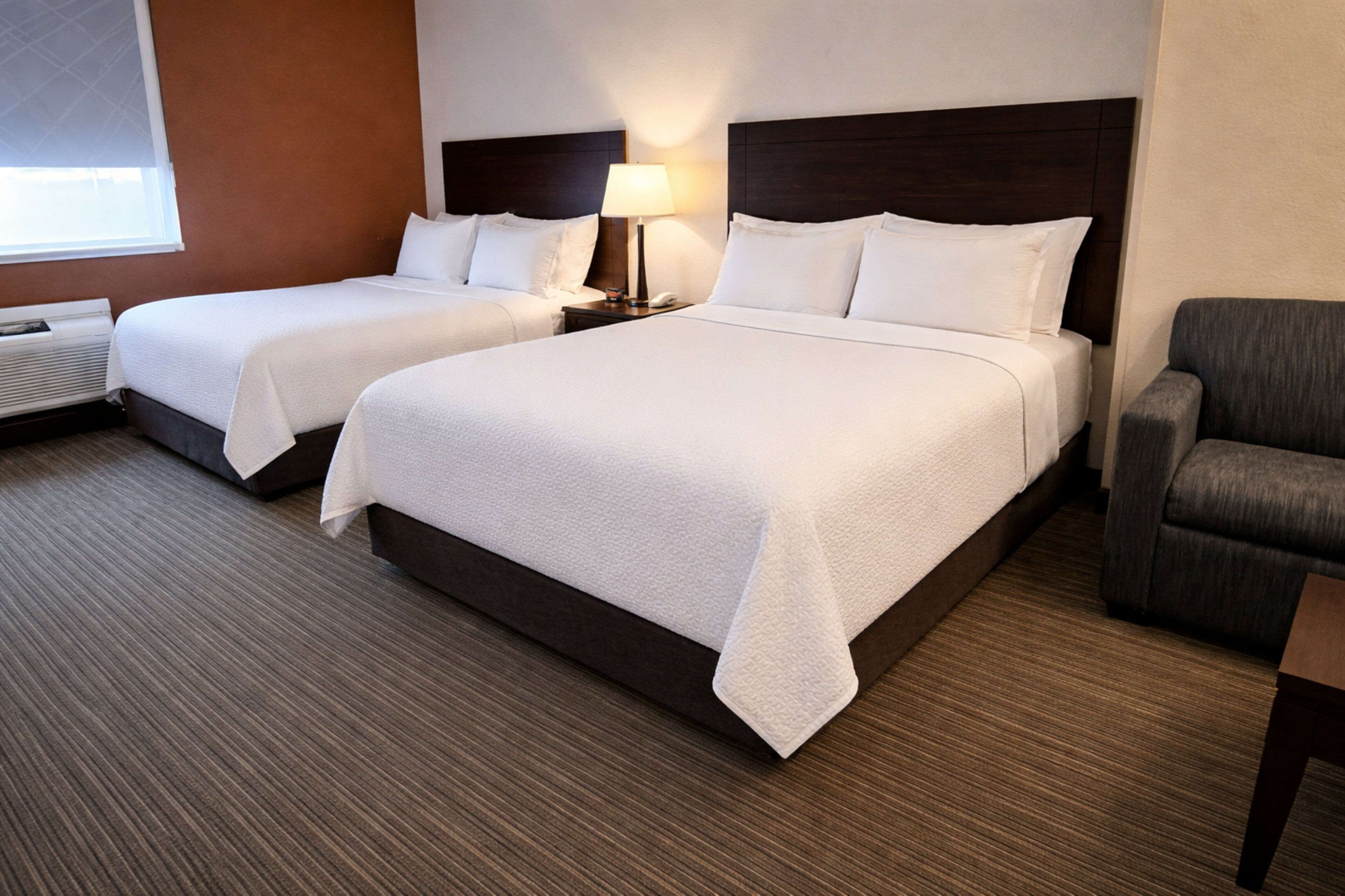 Skrivebord, strykejern/-brett og barnesenger (inkludert)