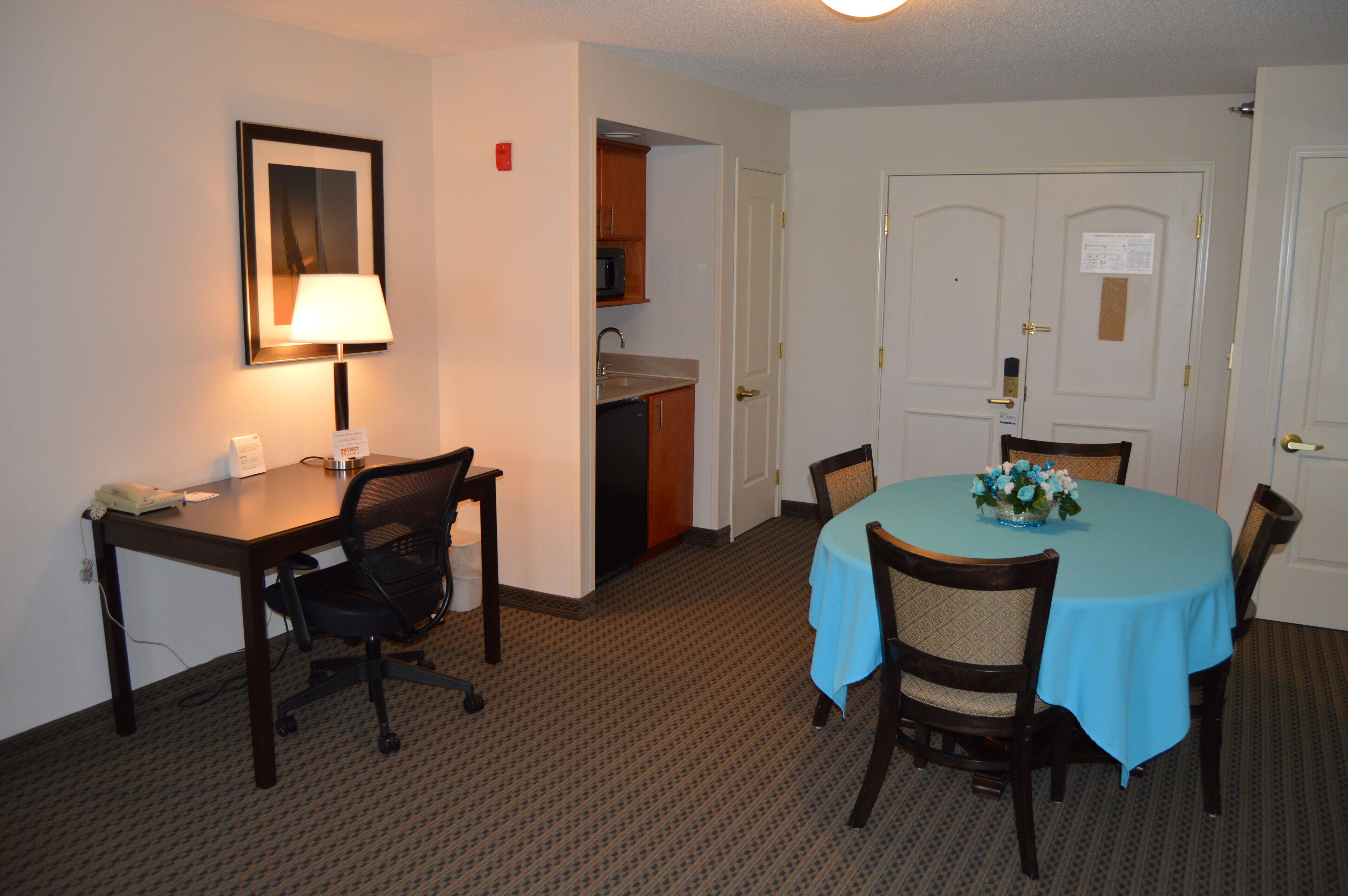 suite, 1 king bed with sofa bed, jetted tub | desk, iron/ironing board, free cots/infant beds, rollaway beds