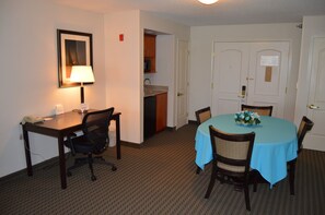 Desk, iron/ironing board, free cots/infant beds, rollaway beds - Holiday Inn Express & Suites Winner by IHG (Winner)