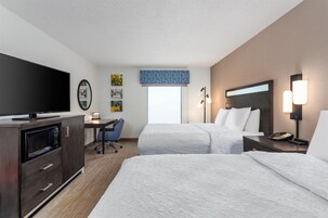 Quarto, 2 camas Queen | Roupas de cama premium, espaço de trabalho para notebook