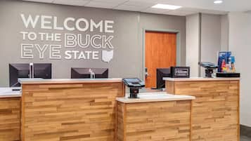 Ein Empfangsschalter mit einem Schild, das "WELCOME TO THE BUCK EYE STATE" zeigt, dem Hilton Honors Logo und einem Selbstbedienungskiosk.