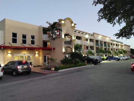 Front of property. Red Carpet Inn Airport and Cruise Port Hotel Fort Lauderdale