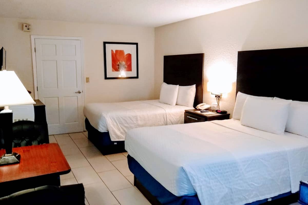 Chambre Double Standard, 2 lits doubles, accessible aux personnes à mobilité réduite | Rideaux occultants, fer et planche à repasser, Wi-Fi gratuit