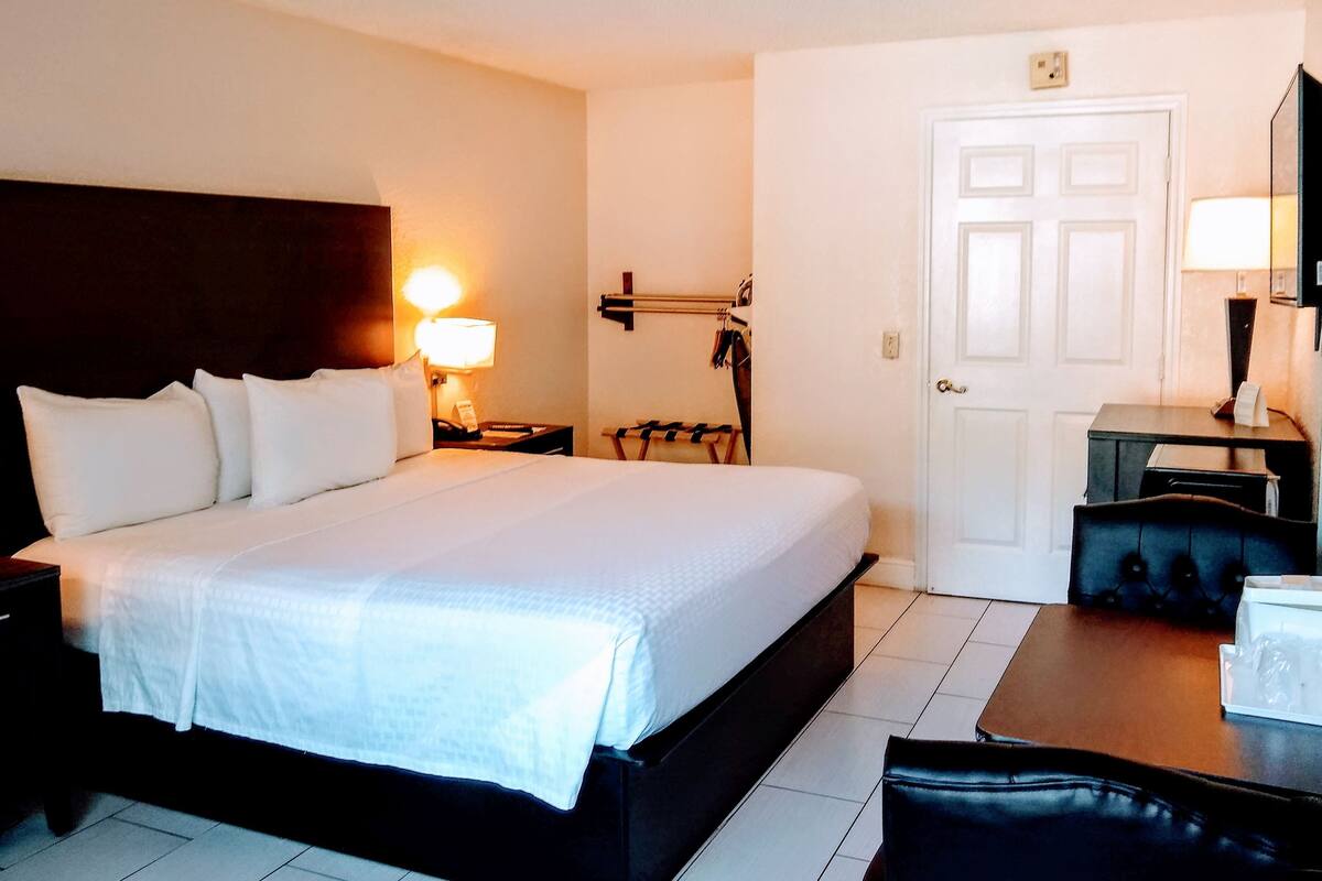 Standard Room, 1 King Bed, Accessible, Non Smoking