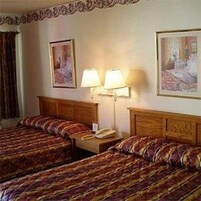 Tabla de planchar con plancha, wifi gratis y ropa de cama 