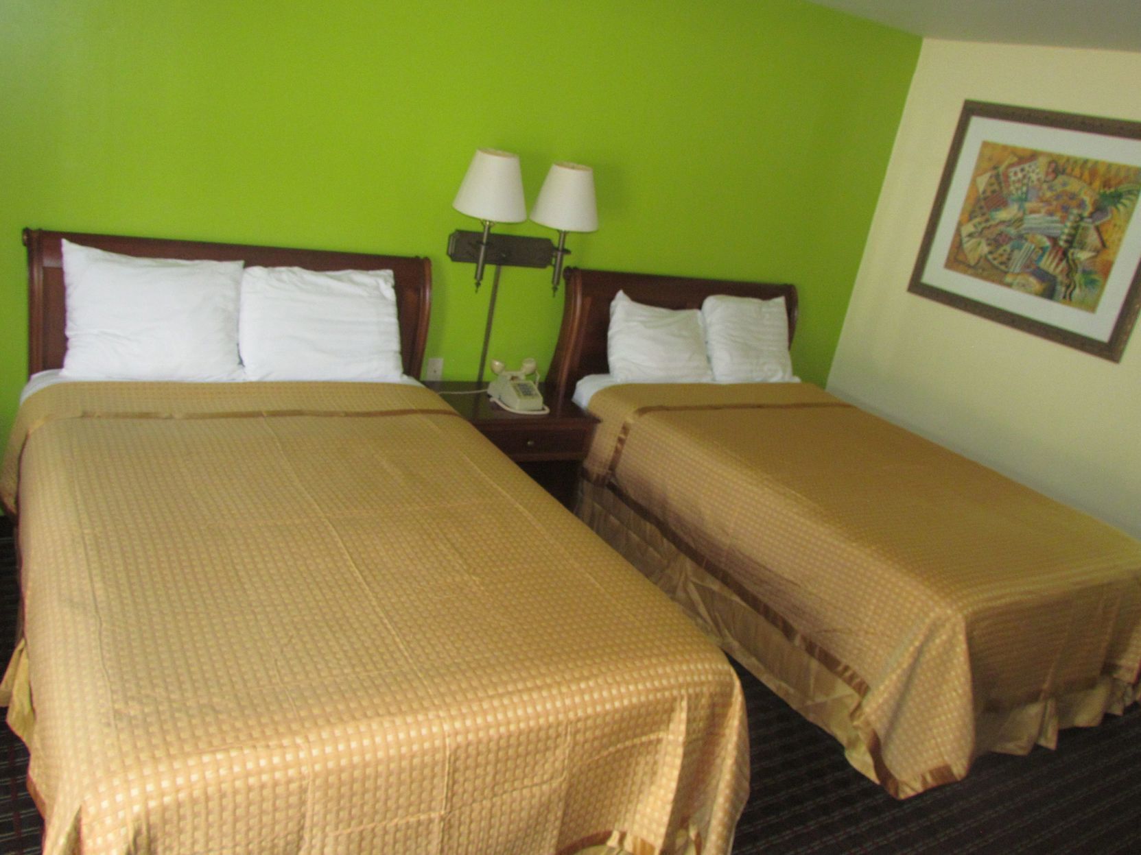 Desk, iron/ironing board, WiFi, bed sheets