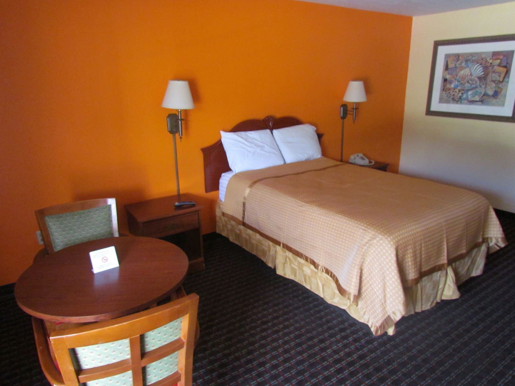 Desk, iron/ironing board, WiFi, bed sheets