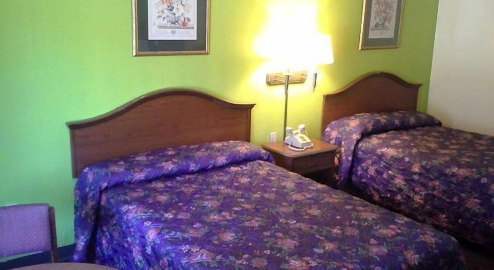 Desk, iron/ironing board, WiFi, bed sheets