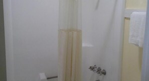 Duschwanne, kostenlose Toilettenartikel, Haartrockner, Handtücher