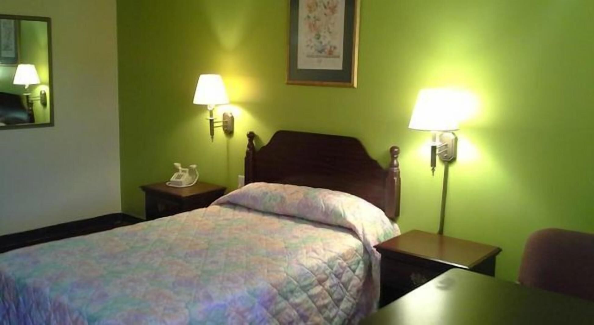 Desk, iron/ironing board, WiFi, bed sheets