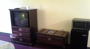 Desk, iron/ironing board, WiFi, bed sheets - Red Carpet Inn (Augusta)