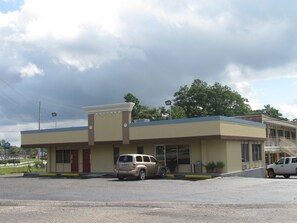 Property entrance - Red Carpet Inn (Augusta)