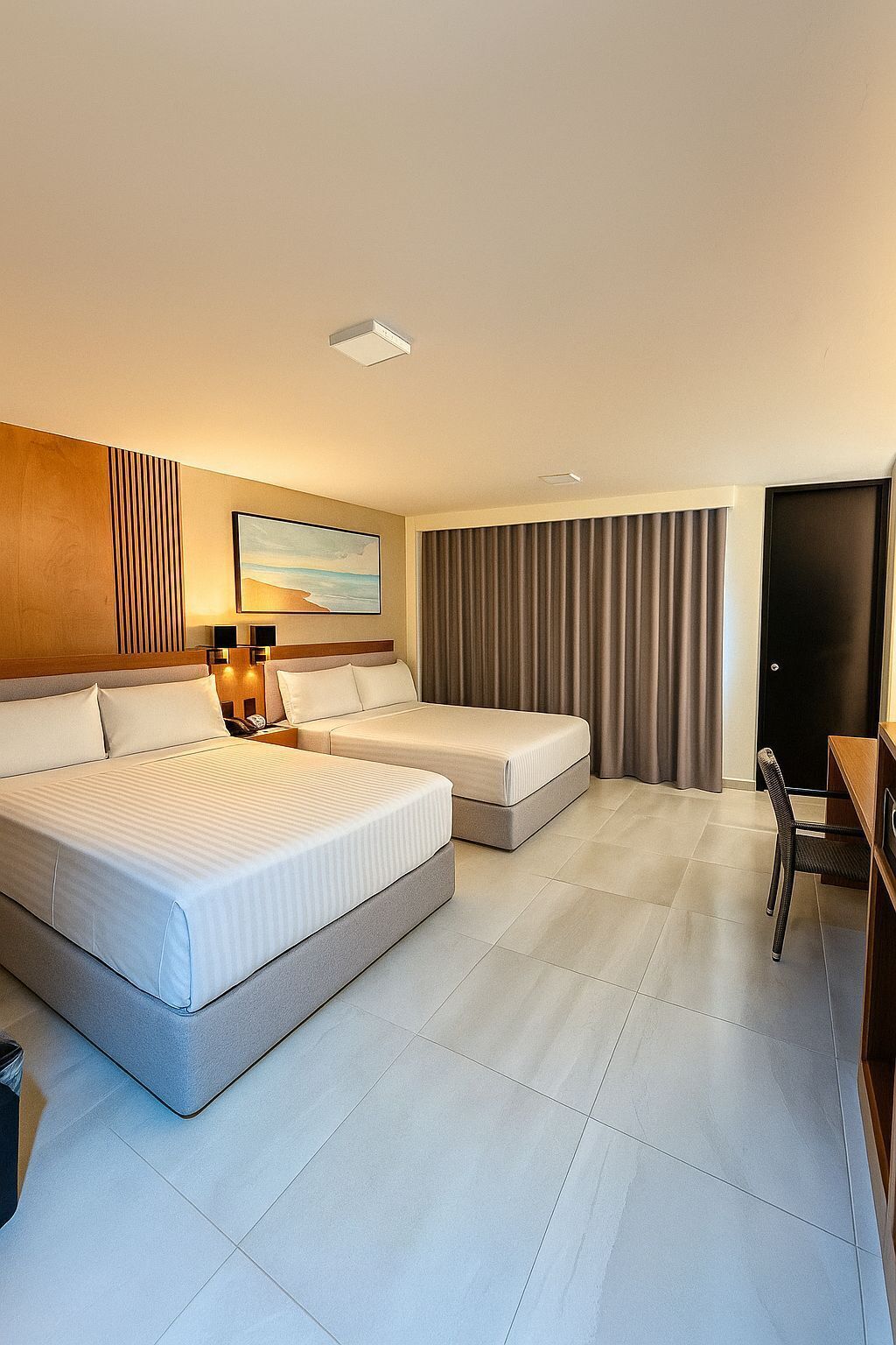 四人房 | 客房内保险箱、办公桌、免费 WiFi、床单