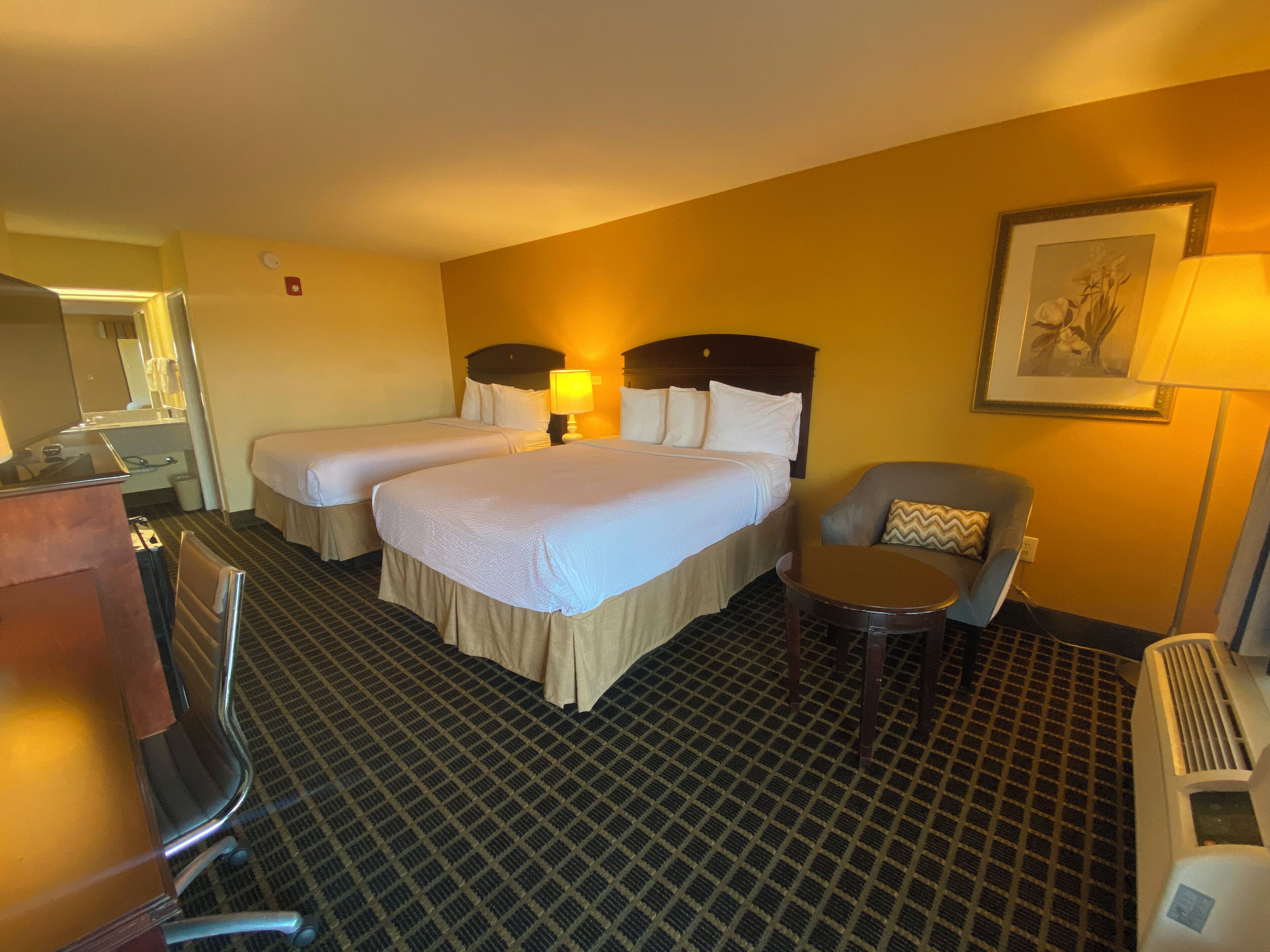 Dobbelt- eller tomannsrom – deluxe, 2 dobbeltsenger | Skrivebord, blendingsgardiner, strykejern/-brett og wi-fi (inkludert)