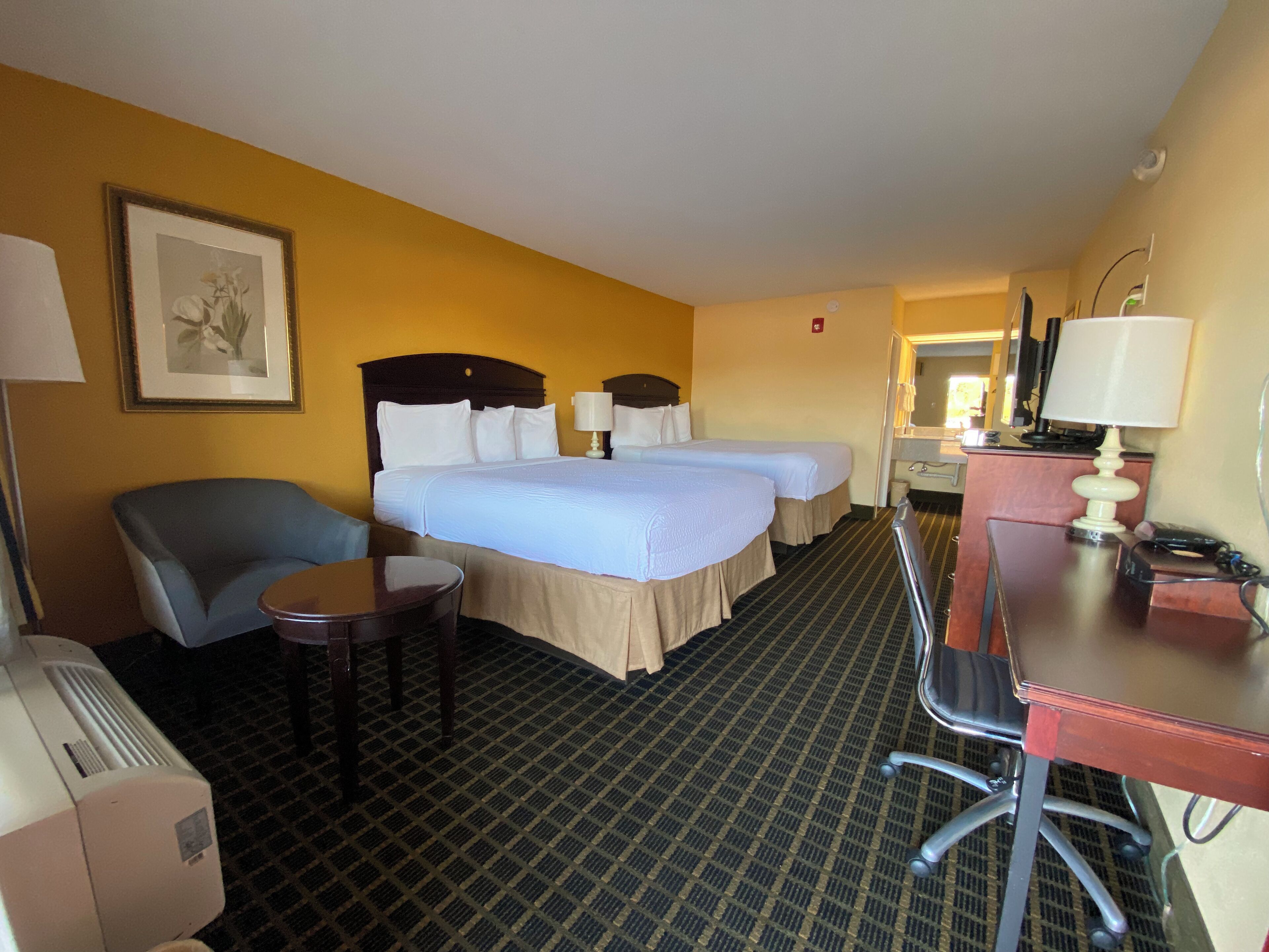 Habitación Deluxe con 1 cama matrimonial o 2 individuales, 2 camas matrimoniales | Escritorio, cortinas blackout y tabla de planchar con plancha 