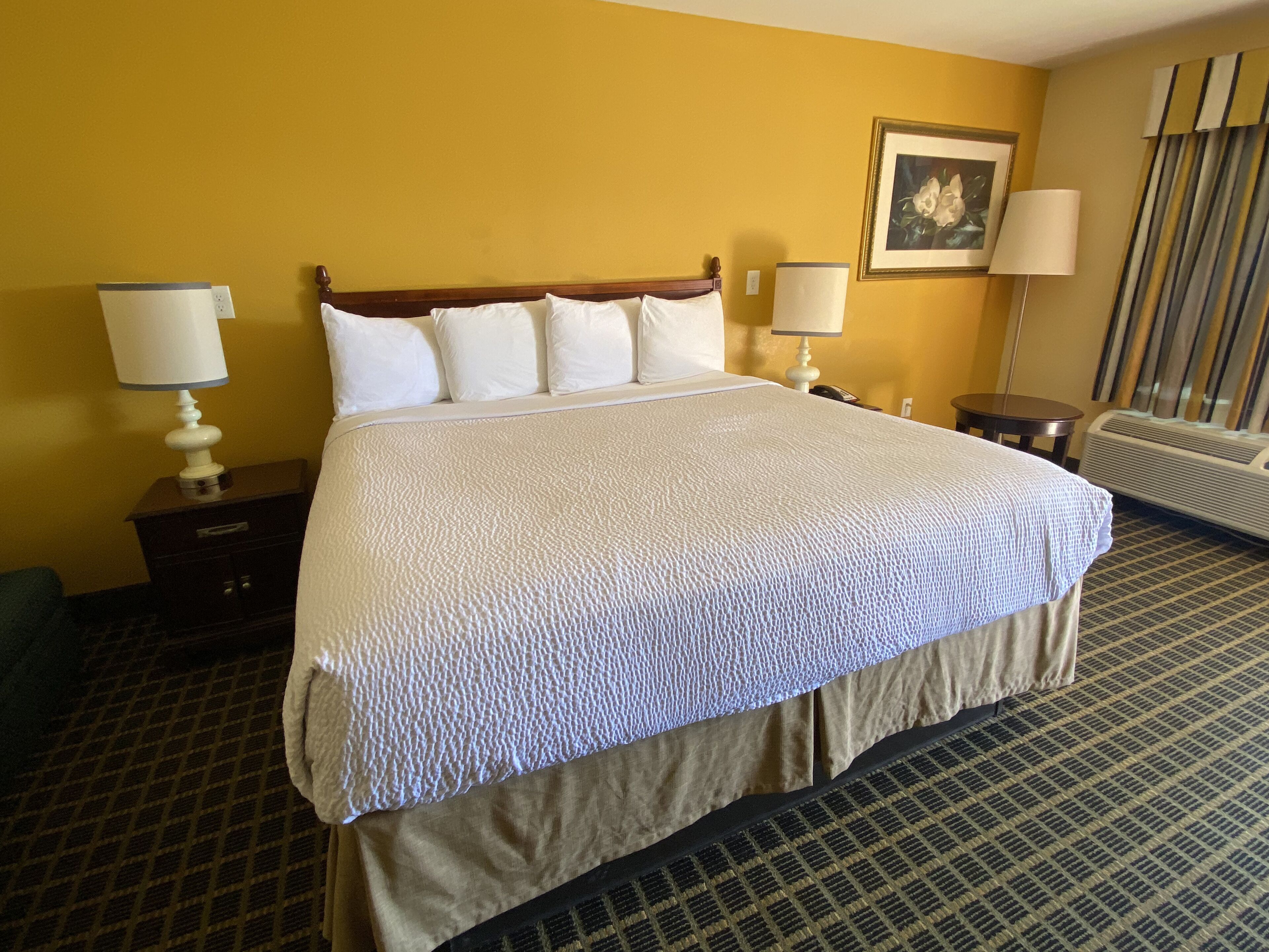 Habitación Deluxe, 1 cama King size | Escritorio, cortinas blackout y tabla de planchar con plancha 