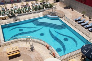 Piscine extérieure, parasols de plage, chaises longues