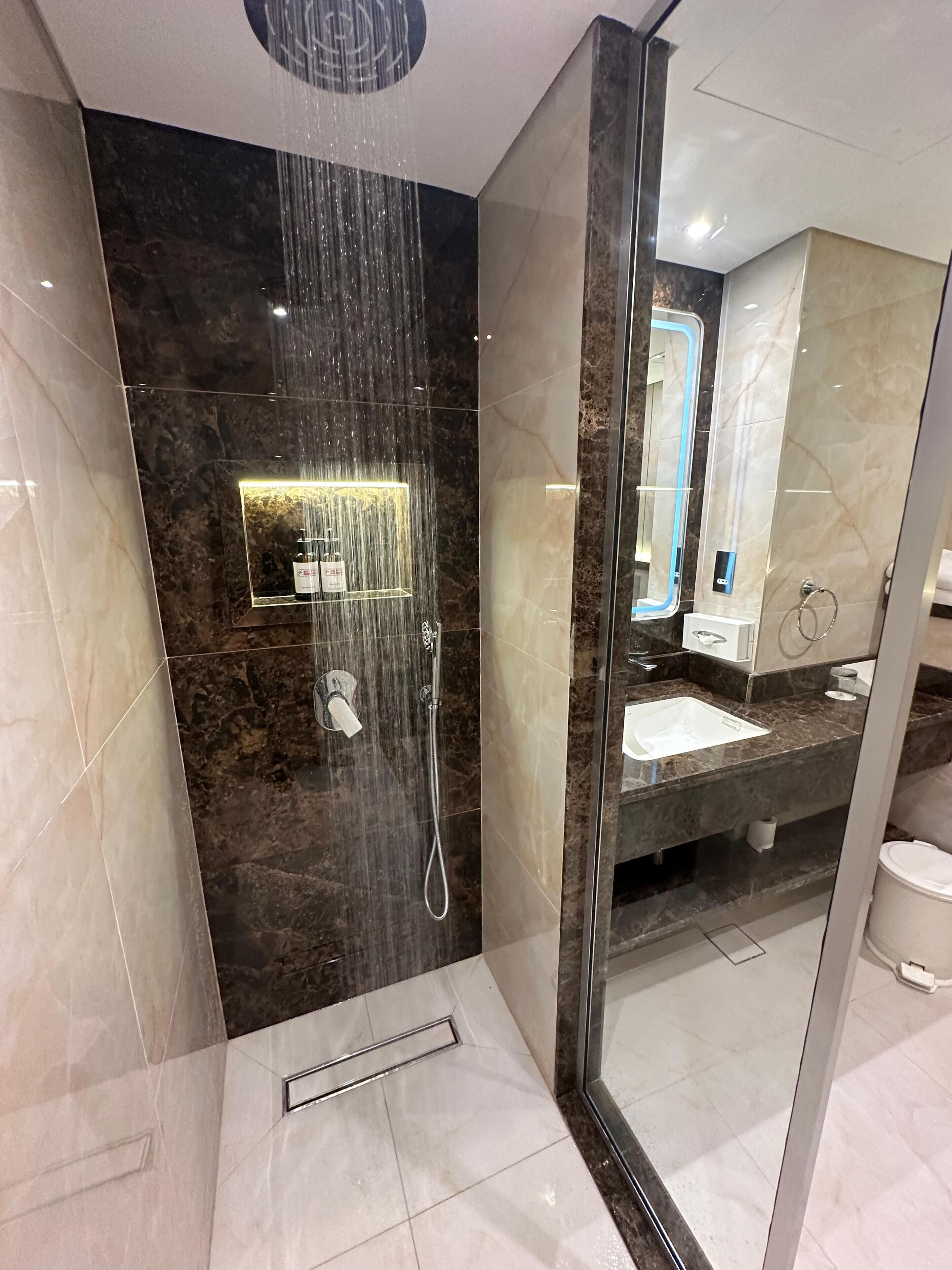Kostenlose Toilettenartikel, Haartrockner, Bademäntel, Hausschuhe