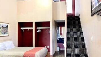 Skrivebord, strykejern/-brett og ekstrasenger (mot et tillegg)