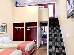 Desk, iron/ironing board, rollaway beds, free WiFi - Red Carpet Inn Great Lakes (North Chicago)