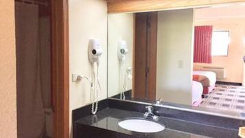 Combinació de dutxa i banyera, assecador de cabells, tovalloles i sabó