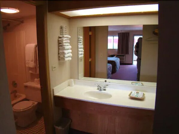 Combined shower/bathtub, hair dryer, towels, soap - Red Carpet Inn Great Lakes (North Chicago)