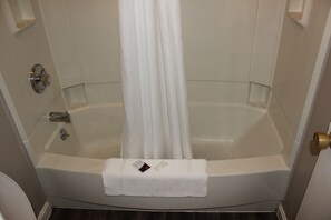 Combined shower/bathtub, free toiletries, hair dryer, towels - Red Carpet Inn - Louisville (Louisville)