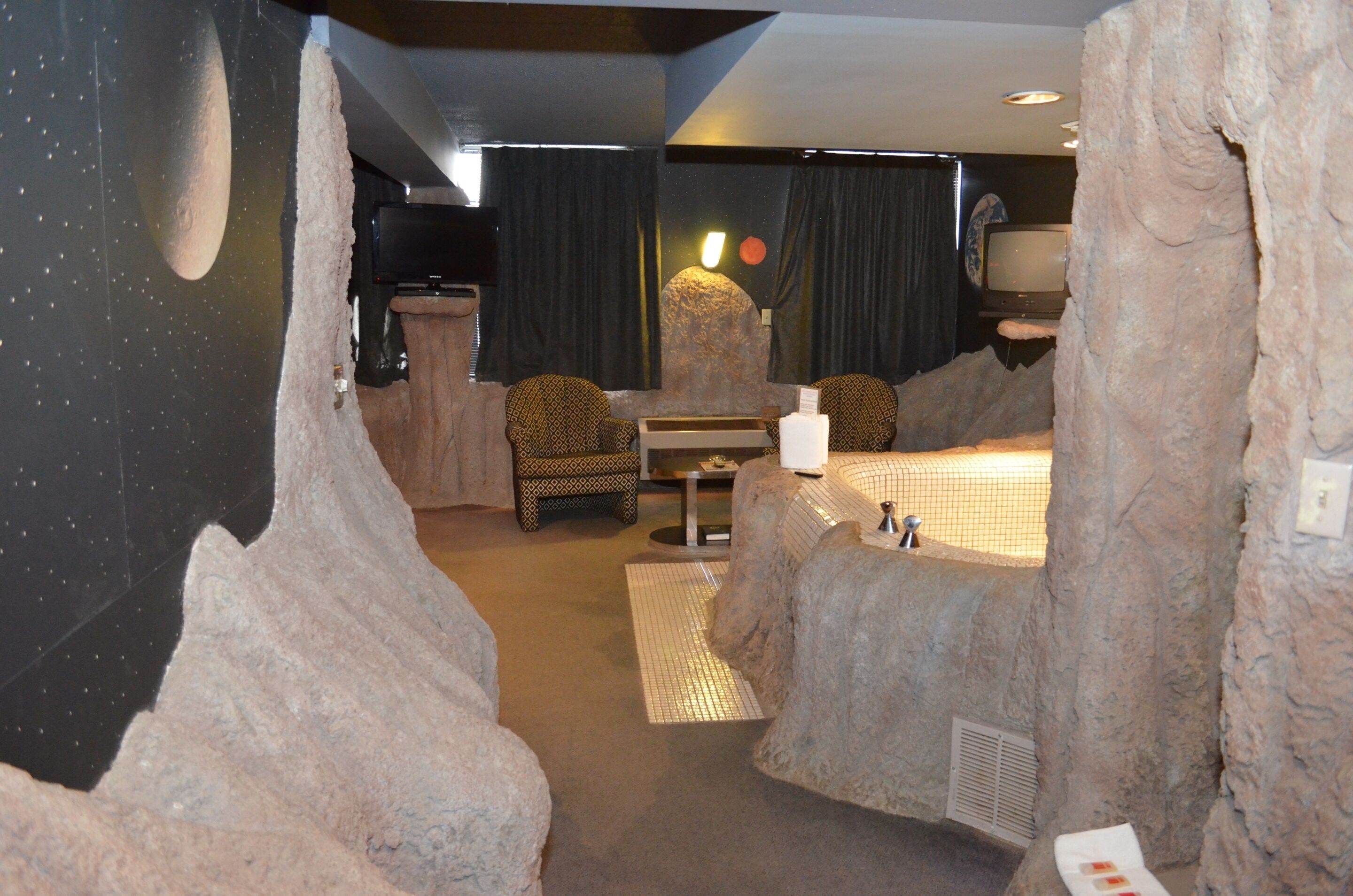 Red Carpet Inn and FantaSuite Hotel