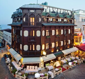 Façana frontal de l'allotjament (vespre/nit)