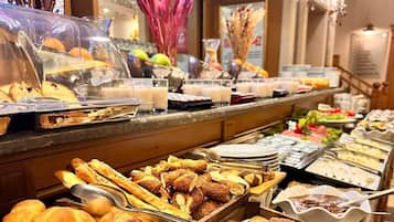 2 restaurants; breakfast, lunch, and dinner served