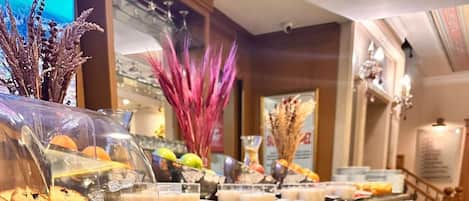 2 restaurantes; se sirven desayunos, comidas y cenas