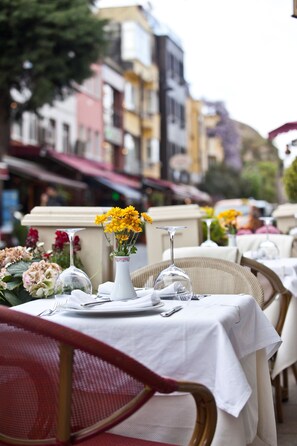 2 restaurantes, se sirve desayuno 