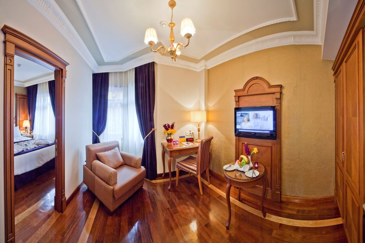 32-inch lcd tv with satellite channels, tv