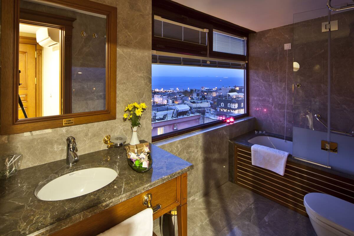 combined shower/bathtub, jetted bath, rainfall showerhead