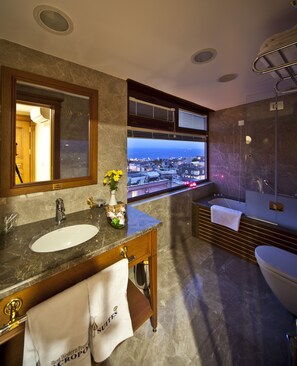Combined shower/tub, jetted tub, rainfall showerhead