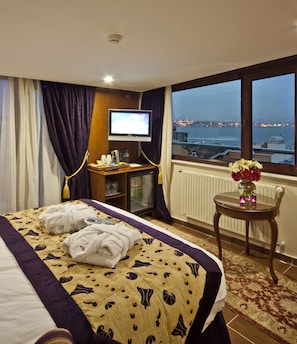 Executive Room with Balcony, Sea view or Hagia Sophia view | Premium bedding, minibar, in-room safe, desk