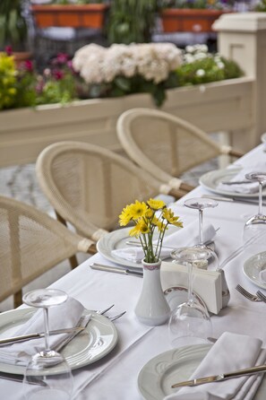 2 restaurantes, se sirve desayuno 