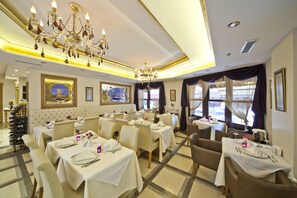 Hi ha 2 restaurants amb esmorzars 