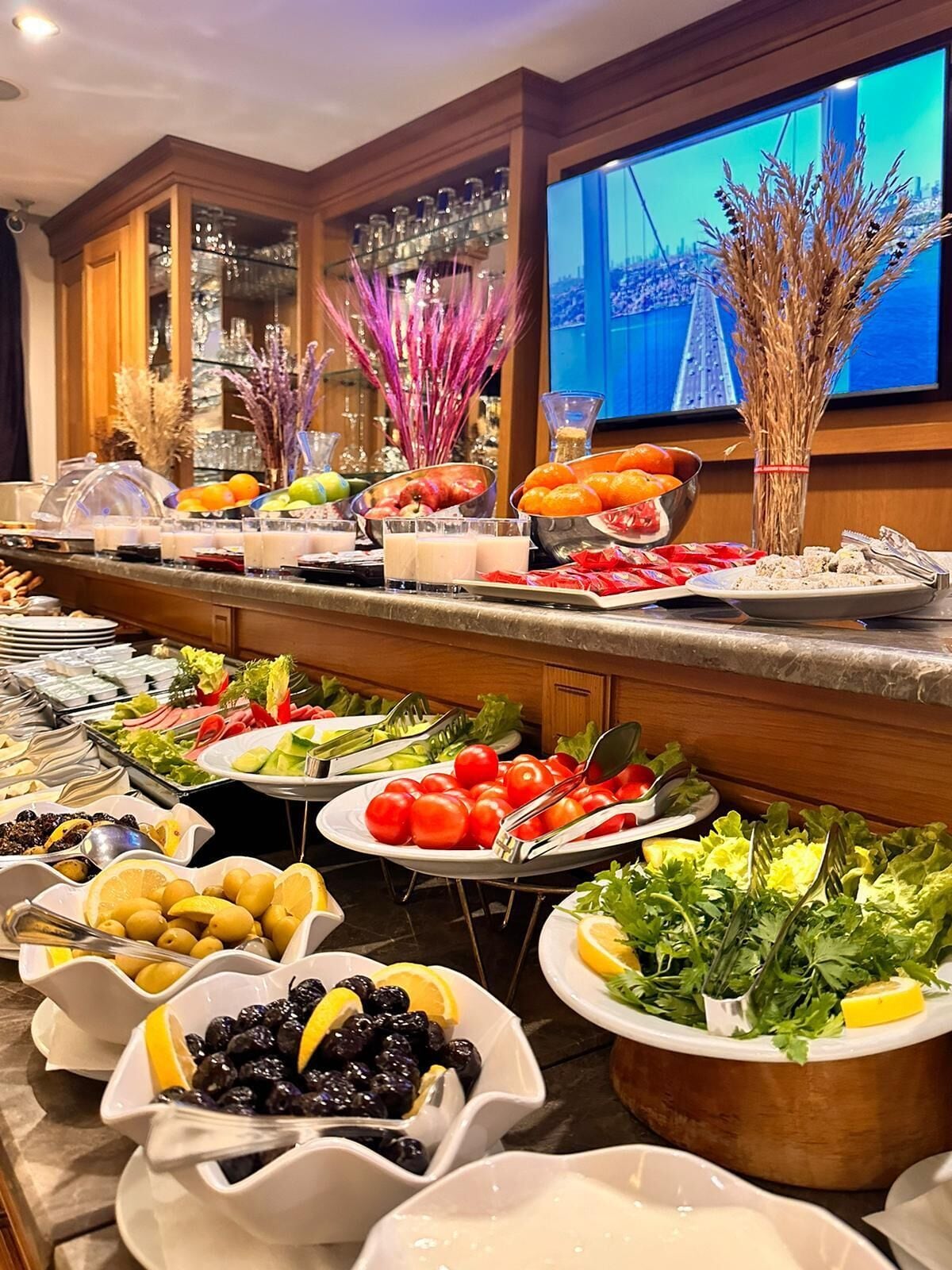 2 restaurants, breakfast served