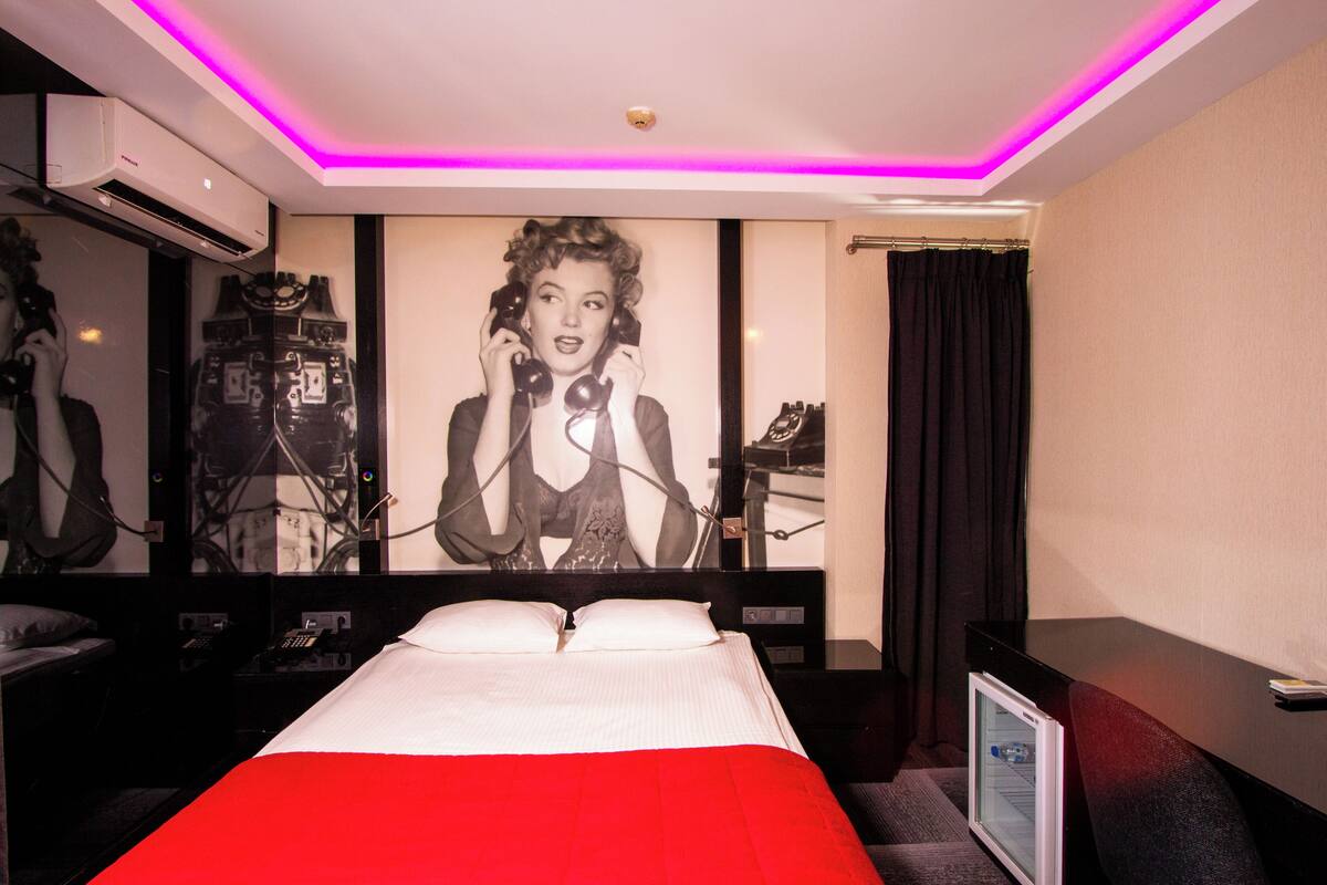 Ropa de cama de alta calidad, minibar y escritorio 