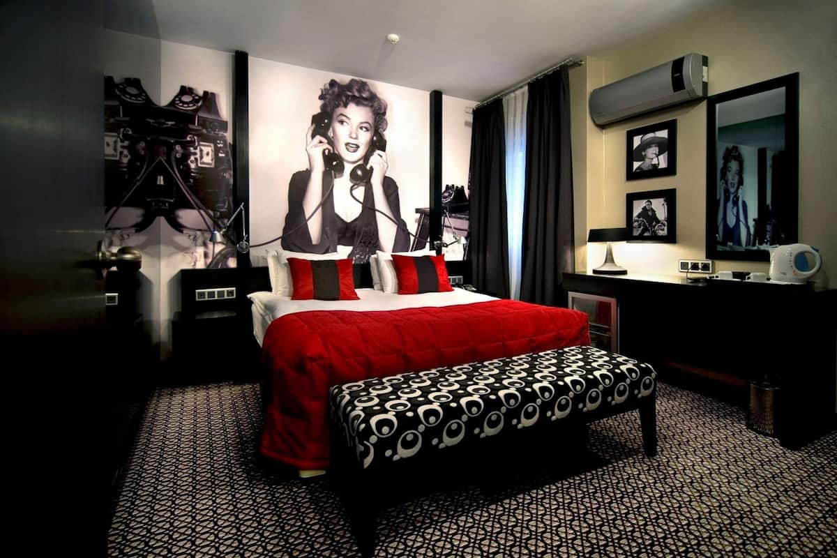 Ropa de cama de alta calidad, minibar y escritorio